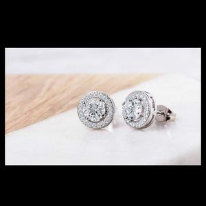 🆕Beautiful Halo earrings with Swarovski elements.